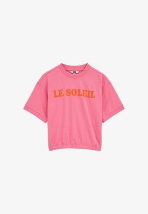 Ružové krátke tričko s krátkym rukávom a elastickým okrajom, s oranžovým nápisom "LE SOLEIL" na hrudi.