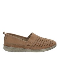 Zapato de cuero marrón claro estilo slip-on que presenta un diseño perforado en la parte superior, suela de goma texturizada y perfil bajo.