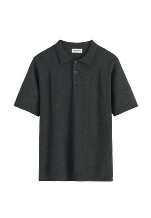 Polo en maille à manches courtes gris foncé avec trois boutons et un col, présenté sur fond blanc.