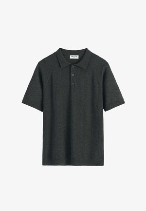 Polo en maille à manches courtes gris foncé avec trois boutons et un col, présenté sur fond blanc.