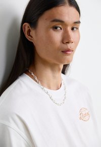 Sélectionné, silver-coloured