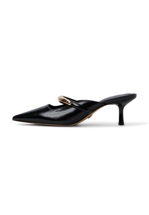 Schwarze Leder-Mules mit spitzem Zehenbereich, schmalem Absatz und einem goldenen Akzentband. Glatte Textur, minimalistisches Design und offener Rücken.