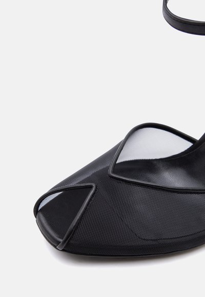 Sandale noire à bout ouvert avec empeigne en mesh et bride de cheville, dotée d'une toe carrée et d'une semelle intérieure lisse.