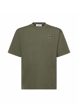 T-shirt verde oliva a maniche corte con scollo a girocollo, caratterizzata da una piccola toppa con logo Stone Island sul petto sinistro.