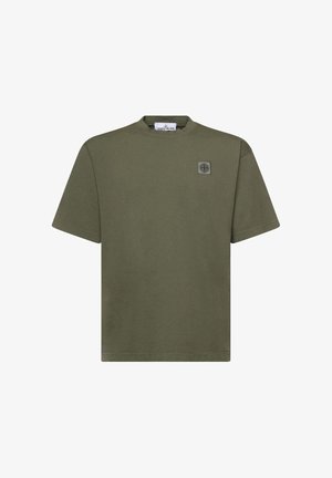 T-shirt verde oliva a maniche corte con scollo a girocollo, caratterizzata da una piccola toppa con logo Stone Island sul petto sinistro.