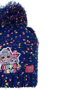 Niebieska dziana czapka z wielokolorowymi plamkami, fluffowa pompon na czubku, oraz grafika z napisem "BFFS 4 EVA" z postaciami z kreskówek i metką "LOL Surprise".