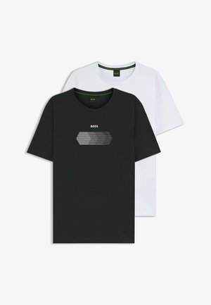 Kaksi lyhythihainen pyöreakauluksinen t-paita, toinen musta valkoisella raidallisella nuolella ja "BOSS"-tekstillä, ja toinen yksivärinen valkoinen, kerroksittain.