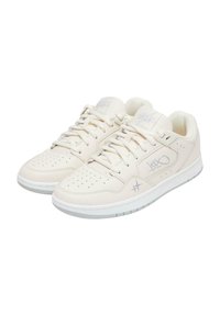Kremfargede lær sneakers med perforeringer, hvite gummisåler, flate lisser og subtil grå detaljering. Enkel, lav toppedesign egnet for uformell bruk.