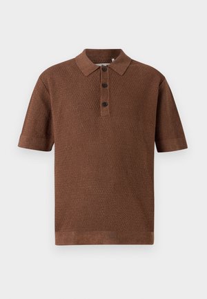 Polo-shirt en tricot marron avec un motif texturé, manches courtes, patte de boutonnage à trois boutons et col et ourlet côtelés.