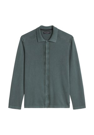 Grünes Langarm-Poloshirt aus strukturiertem Stoff, mit durchgehendem Knopfverschluss, klassischem Kragen und dezentem Rippenmuster an den Schultern.