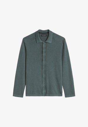 Grünes Langarm-Poloshirt aus strukturiertem Stoff, mit durchgehendem Knopfverschluss, klassischem Kragen und dezentem Rippenmuster an den Schultern.