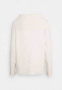 Suéter color crema con un cuello oversized acanalado, mangas largas y un patrón de tejido texturizado. Presenta un dobladillo recto y un corte relajado.