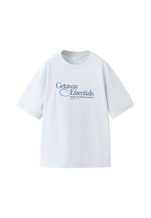 T-shirt a maniche corte di colore azzurro con la scritta "Getaway Essentials" e un testo più piccolo sotto che recita "Journey and destination are set Portugal."
