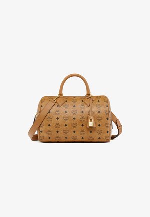 Tasche aus hellbraunem Leder mit schwarzem Logo-Print, runden oberen Griffen, abnehmbaren Schulterriemen, metallischem Verschlussakzent und strukturiertem Oberflächenfinish.