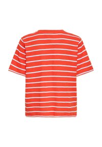 Rotes T-Shirt mit kurzen Ärmeln und weißen horizontalen Streifen, von hinten gezeigt, auf weißem Hintergrund.