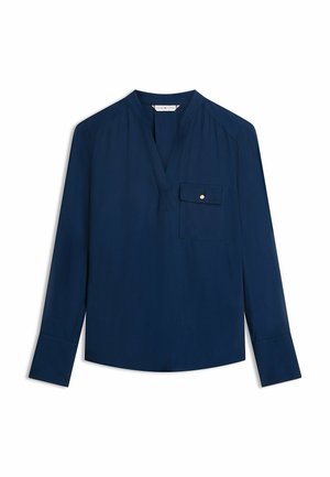 Marineblaue Langarmbluse mit V-Ausschnitt, Stehkragen und aufgesetzter Brusttasche mit Klappe und goldfarbenem Knopf.