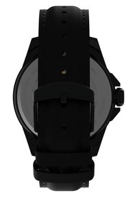Montre noire avec un bracelet en cuir et un dos en acier inoxydable. Le cadran rond a un boîtier noir avec des détails texturés.