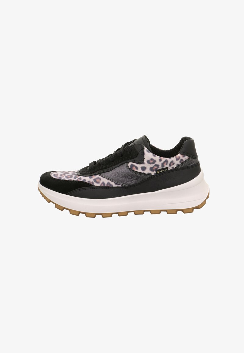 Niedrig geschnittene Sneakers aus schwarzem Leder, mit Leopardenmuster-Fabric-Elementen, dicker weißer Sohle und brauner Laufsohle, ausgestattet mit einem Gore-Tex-Label an der Seite.