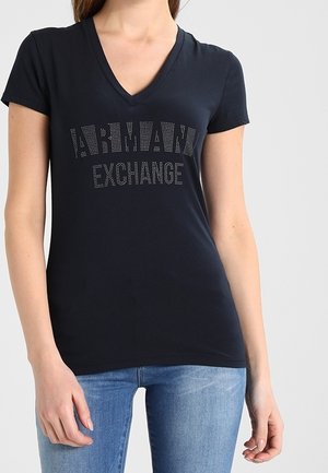 Granatowy t-shirt z dekoltem w serek i krótkimi rękawami, ozdobiony napisem „Armani Exchange” z przezroczystych kryształków. Miękka tkanina, dopasowany krój, minimalistyczny design.