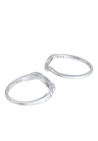 Bagues en argent sterling avec un design lisse et courbé ; l'une d'elles arbore de petites pierres transparentes. Marquées "925" pour indiquer la qualité de l'argent.