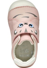 Scarpa in pelle rosa con volto di animale dei cartoni, grandi occhi blu e strisce grigie. Presenta una fascia con velcro e una punta in gomma bianca.