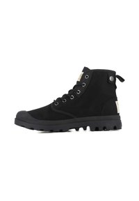 Botas negras de caña alta hechas de gamuza, con una suela de goma texturizada, ojales de metal y una lengüeta trasera para facilitar el uso.