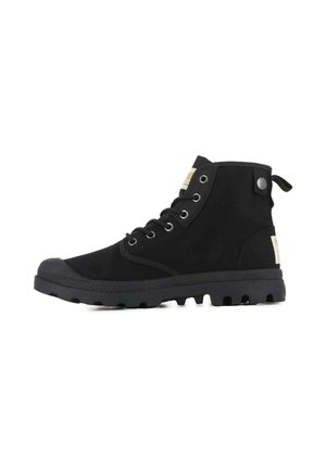 Bottes montantes noires en daim, avec une semelle en caoutchouc texturé, des œillets en métal et une languette à l'arrière pour un enfilage facile.
