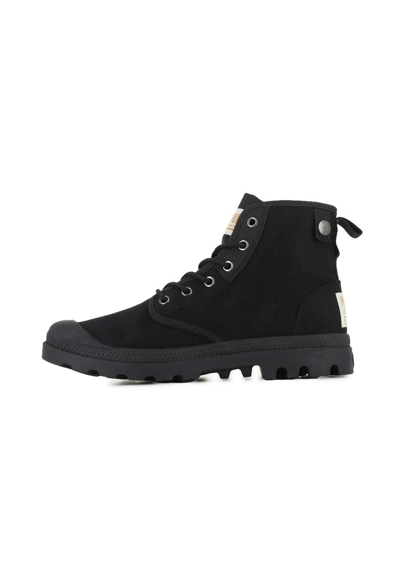 Botas negras de caña alta hechas de gamuza, con una suela de goma texturizada, ojales de metal y una lengüeta trasera para facilitar el uso.