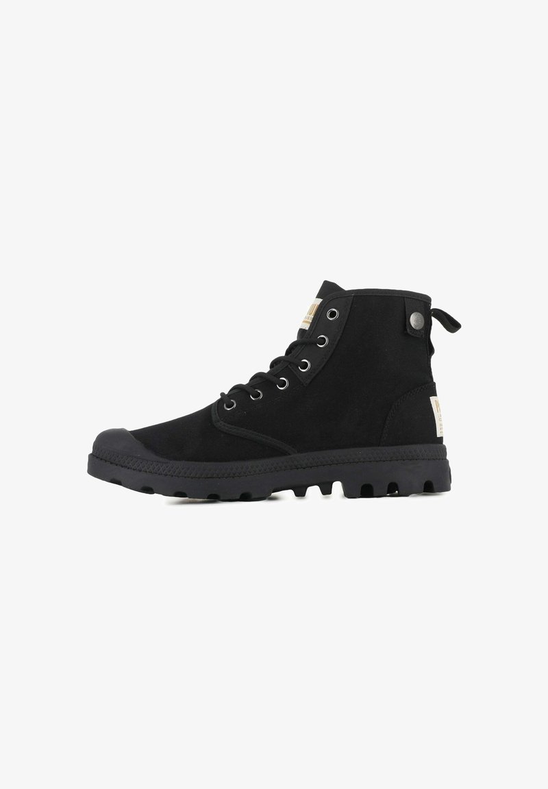Czarne wysokie buty wykonane z zamszu, z teksturowaną gumową podeszwą, metalowymi oczkami i tylnym uchwytem ułatwiającym zakładanie.