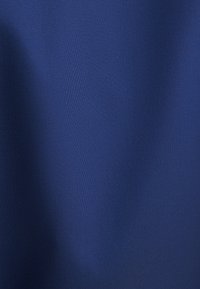 Diepblauwe stof met een gladde, matte textuur, met een subtiel patroon van fijne ribbels of weefsels over het oppervlak.