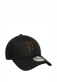 Schwarze Kappe mit einem gebogenen Schirm und einem gestickten orangen "B"-Logo. Verfügt über ein strukturiertes Design und einen verstellbaren Riemen hinten.