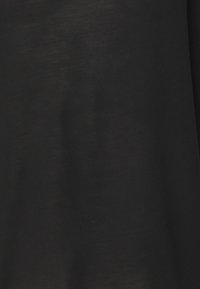 Černá tkanina, hladký povrch, lehká. Design je jednoduchého střihu bez zdobení nebo vzorů. Vhodná pro různorodé stylizace.