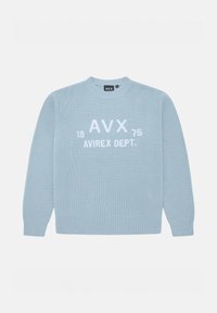 Lichtblauwe geribde trui met een ronde hals, met daarop geborduurde witte tekst "AVX 1975 AVIREX DEPT." aan de voorkant. Geen zichtbare patronen of accenten.