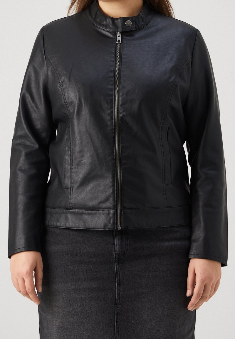 Giacca in pelle nera con colletto rotondo, zip frontale e tasche laterali; presenta una texture liscia e un design aderente.