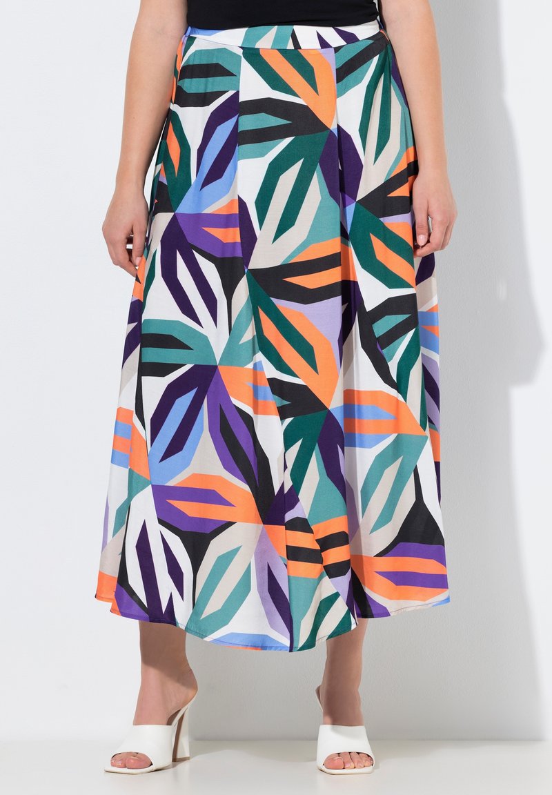 Maxi nederdel med et farverigt geometrisk bladmønster i lilla, grøn, orange og blå på en cremefarvet baggrund, med et flydende design.