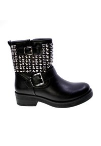 Stivale alla caviglia in pelle nera con borchie metalliche argentate lungo il lato esterno, dotato di due fibbie e di un design con tacco impilato.