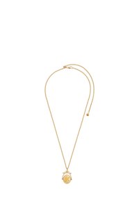 Zlatý náhrdelník s okrúhlym príveskom s jemným detailom a vygravírovaným písmenom. Nastaviteľná dĺžka s bezpečným zapínaním.