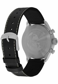 Roostevaba terasest Timex kell musta nahkrihmaga, hõbedane pandla ja graveeritud maakera kujundusega tagaküljel.