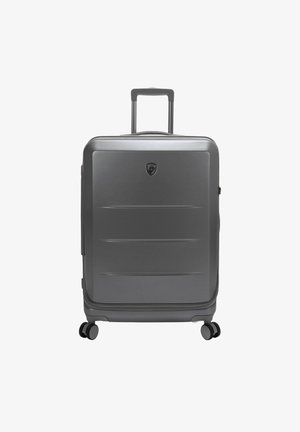 Grau harter Koffer mit strukturierten Oberflächen, ausziehbarem Griff und vier Rädern für Mobilität. Besitzt ein dezentes Logo auf der Vorderseite.
