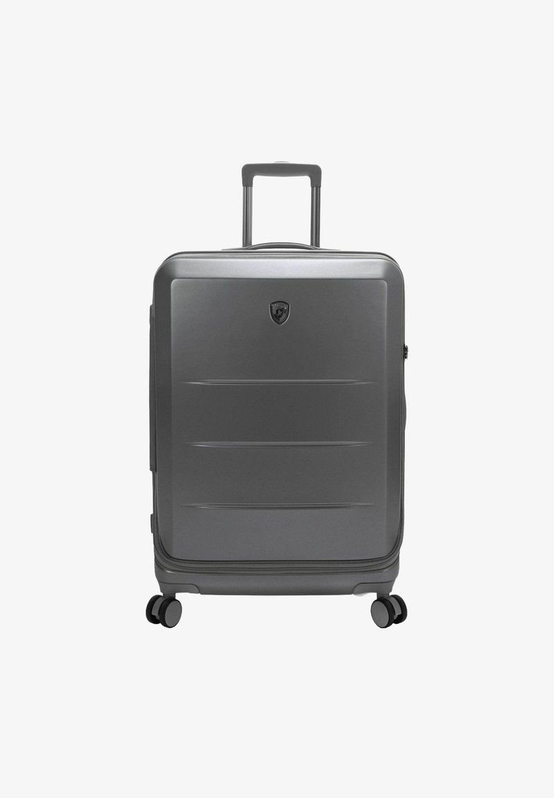 Grau harter Koffer mit strukturierten Oberflächen, ausziehbarem Griff und vier Rädern für Mobilität. Besitzt ein dezentes Logo auf der Vorderseite.