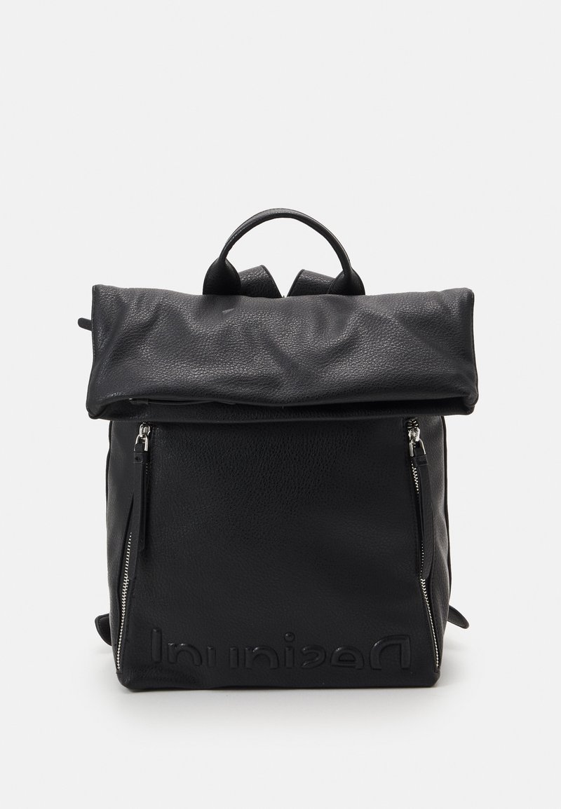 Sac à dos en cuir noir avec rabat supérieur rabattable, deux fermetures éclair verticales à l'avant et nom de marque embossé en bas à l'avant.