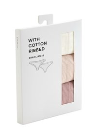 Set de trois sous-vêtements brésiliens en coton côtelé, blanc, beige et mauve, emballés dans une boîte blanche avec une fenêtre transparente.