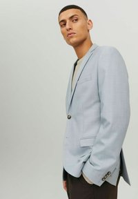 Blazer azzurro chiaro con un bottone singolo, rever a scollo, e tasche laterali. Realizzato in tessuto liscio, presenta una texture sottile e una vestibilità su misura.