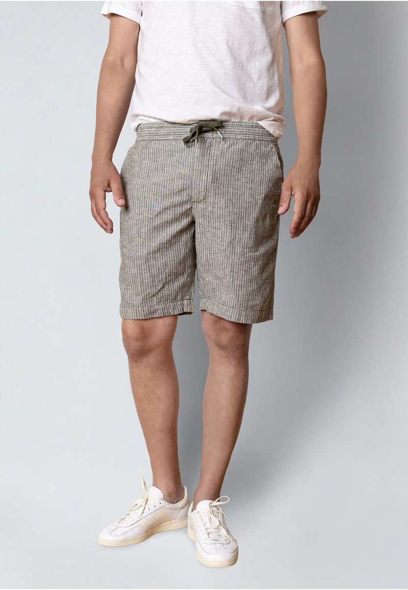 Shorts rayés marron clair avec une ceinture à cordon, confectionnés dans un tissu doux ; dotés de poches latérales et d'un ourlet net.