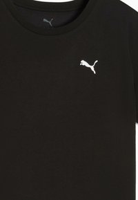 Zwarte katoenen T-shirt met een ronde halslijn en korte mouwen. Heeft een klein wit logo op de linker borst. Gladde textuur.