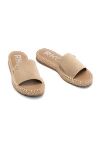 Sandales à glissière en suédé beige avec une ouverture à l'avant, semelle en jute tressé et un petit accent métallique sur le côté. Elles présentent une texture lisse et un design plat.