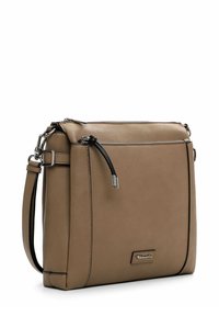 Borsa a tracolla in pelle marrone con finitura testurizzata, forma piatta, tracolla regolabile, hardware in argento e chiusura superiore con zip.