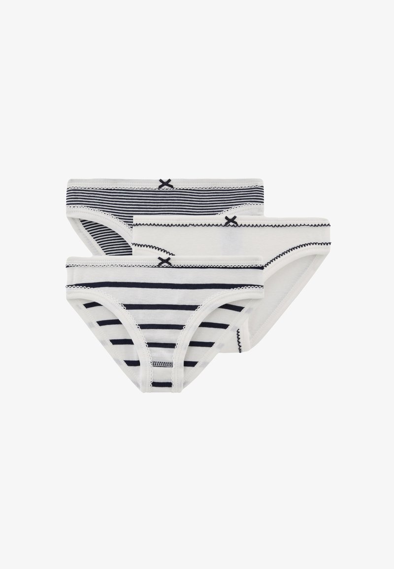 Trys balti bikini tipo apatinių drabužių komplektai su juodais dekoratyviniais siūlais ir mažomis kaspinėliais; du poros turi horizontalias juodas juostas, vienas yra vienspalvis baltas.