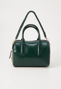 Sac à main vert en cuir gaufré crocodile avec une forme structurée, double poignées supérieures et anse tressée. Il possède des accessoires en métal doré et une fermeture éclair.