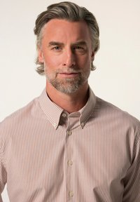 Gestrepen button-down shirt in lichtroze met witte verticale strepen, kraag en knoopsluitingen; zacht katoenmateriaal.